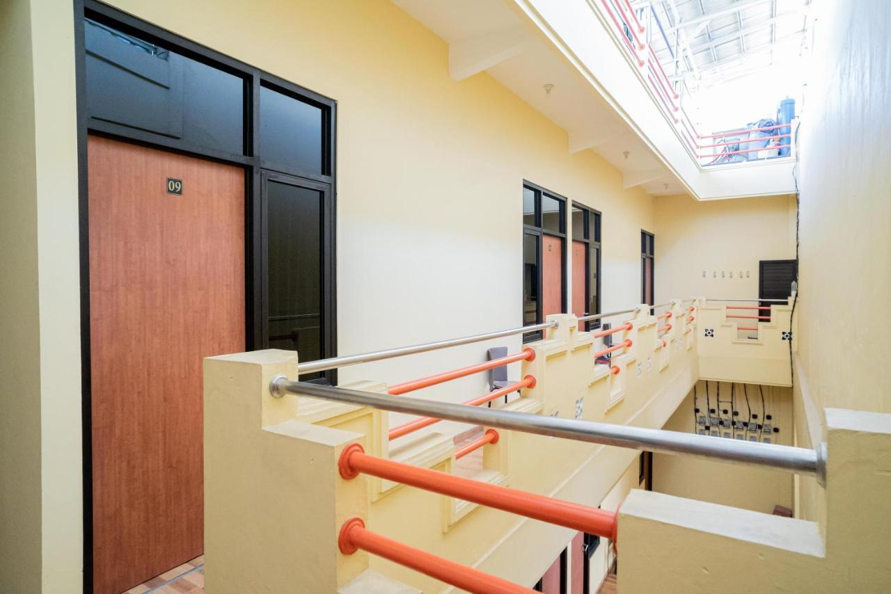 Reddoorz Syariah Near Jembatan Merah Plaza Krembangan ภายนอก รูปภาพ